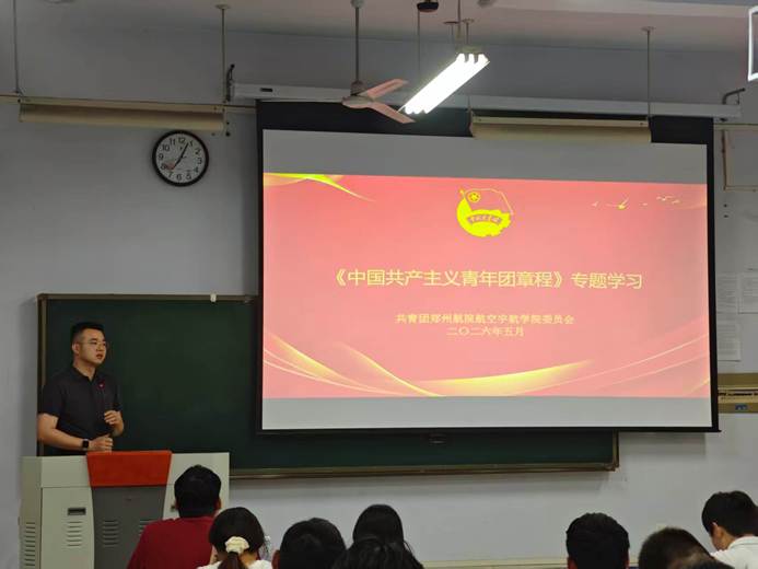 人们在看台上的人在电视前 中度可信度描述已自动生成