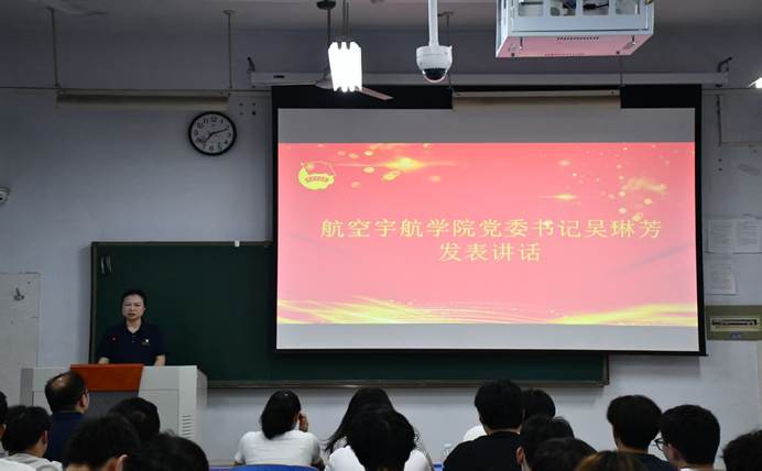 一群人在开会 描述已自动生成